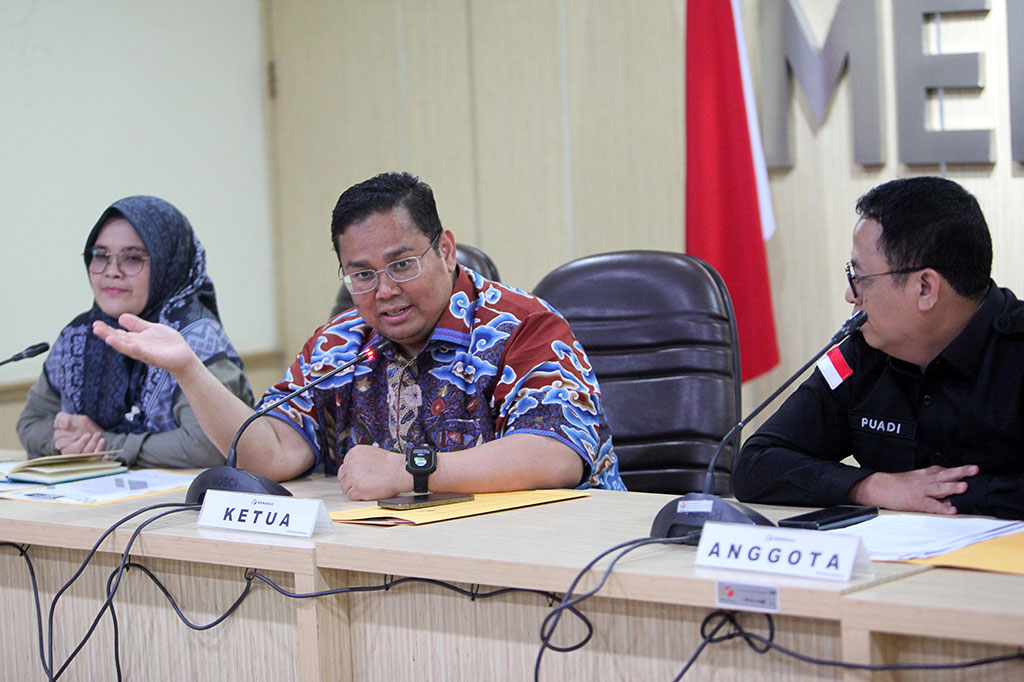 Menurut dia, penggantian surat suara yang telah dikirimkan justru berpotensi membingungkan pemilih karena akan menerima dua surat suara untuk setiap jenis pemilu. 